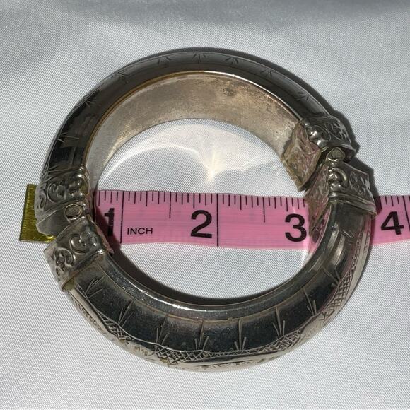 VTG SILVER TONE METAL OVER BRASS ETCHED NEPALESE BANGLE BRACELET HINGE CLASP - Picture 13 of 13